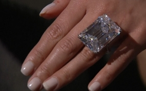 Sotheby&#039;s  to auction today a 100-carat diamond