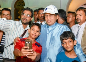 President tours Colombo to view Christmas preparations