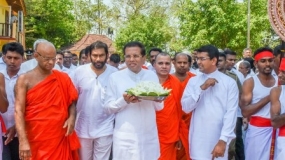 President worships Mahiyangana Rajamaha Viharaya