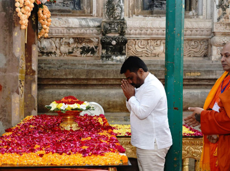 President pays homage at Bodh Gaya