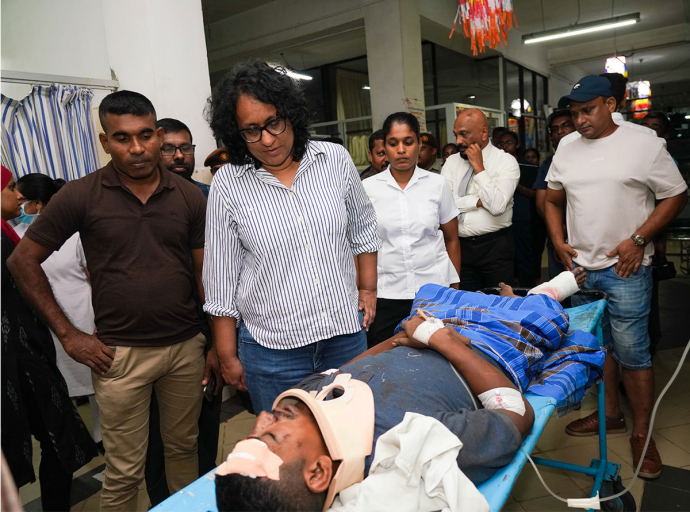 Prime Minister visits Gampola and Peradeniya Hospitals to check on the condition of those injured in Bus accident