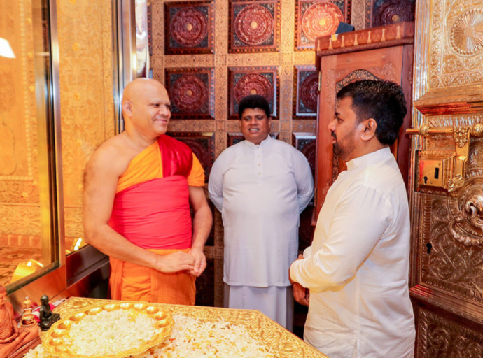 President Pays Homage to the Sacred Tooth Relic 