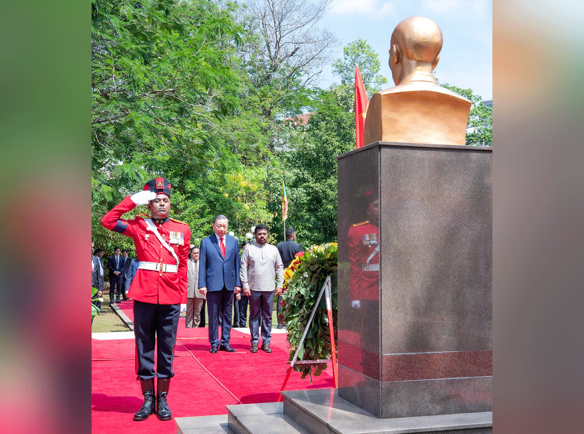 President of the Socialist Republic of Viet Nam Pays Floral Tribute to the Ho Chi Minh Statue