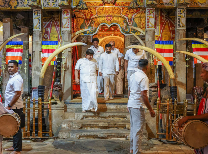 President pays homage to the Sacred Tooth Relic