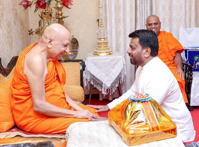 President Visits Malwathu and Asgiriya Mahanayake Theros and Anunayake Theros