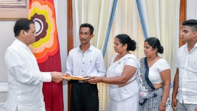 President handed over a  donation to the mother of late Police Sg Bhatiya