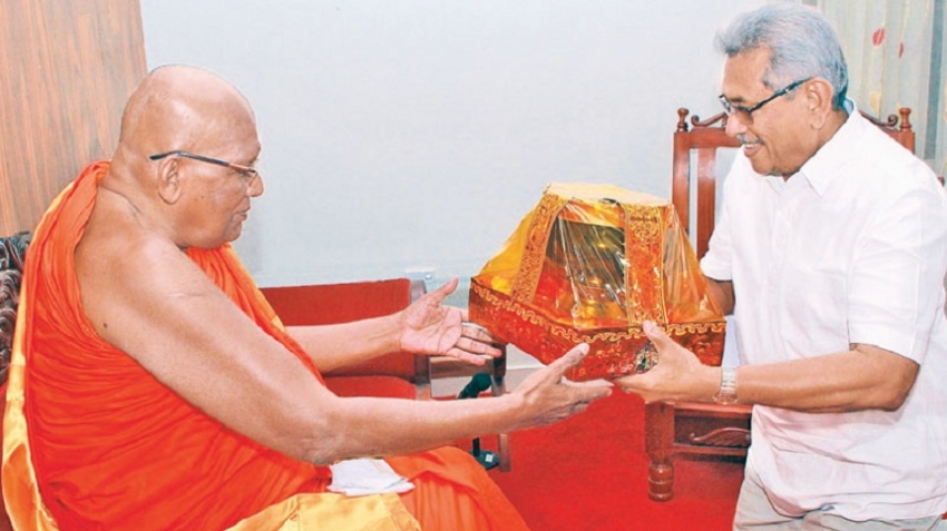 President calls on Kotte Sri Kalyani  Mahanayake thera