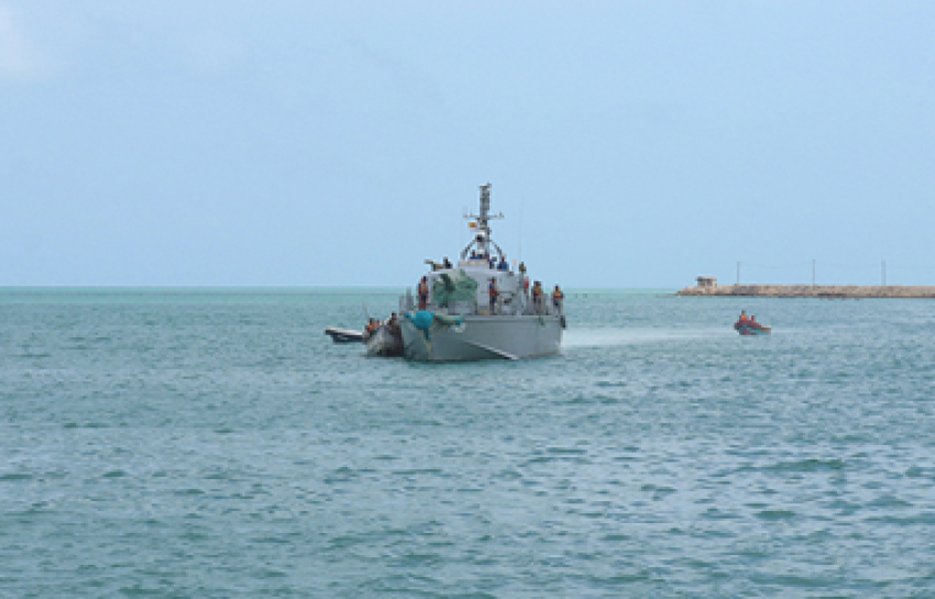 Navy seizes 04 Indian dhows and 25 Indian fishermen poaching in Sri Lankan waters