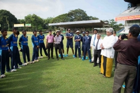 Under 19: Arjuna Ranatunga presents official cap to SL squad