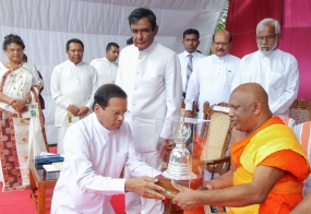 Ven. Helboḍagama  Sugathadhirabhidana Thero presented Kandyan Region Deputy Chief Sanganayaka Scroll