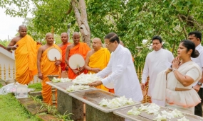President worships historic Jaya Sri Maha Bodhi