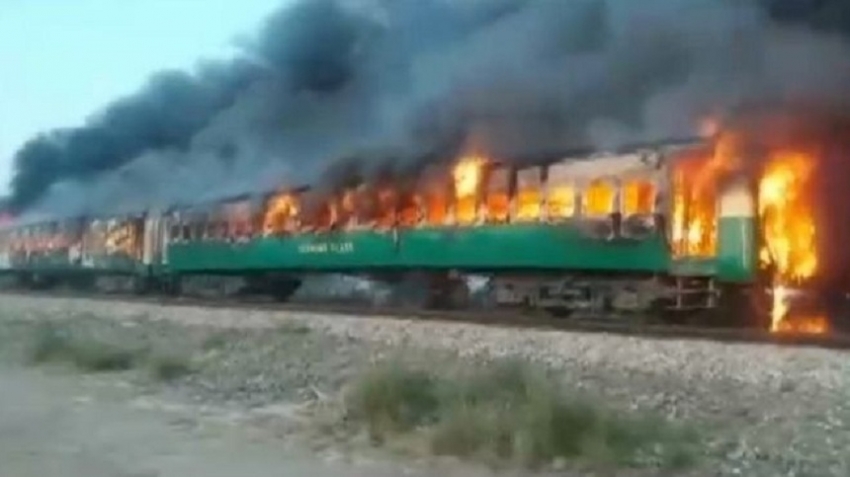 Pakistan train fire: Karachi to Rawalpindi service set ablaze