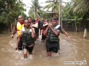 Sri Lanka Army  Assists Flood Victims