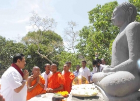 President worships Sithulpawwa Raja Maha Vihara