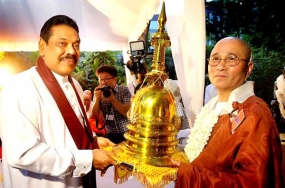 President hands over Buddhist relics to temples in US and Korea