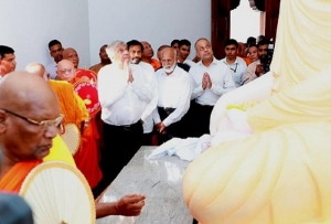 PM unveils reclining Buddha statue at the Walukarama Viharay