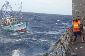 Two fishermen  drifting in the seas  were saved by the Sri Lanka Navy Ship &#039;Sayurala&#039;