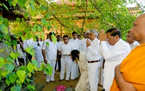 President, Premiere and Ministers attend religious rites at Kelaniya Raja Maha Vihara