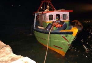 Navy apprehends 04 Indians for poaching Sri Lankan waters