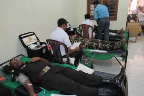 Army Personnel Offer Blood for Life