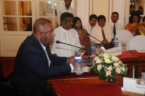 Foreign Minister Samaraweera briefs the diplomatic corps