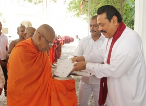 President offers Pirikara to 100 Bhikkus on Pindapatha