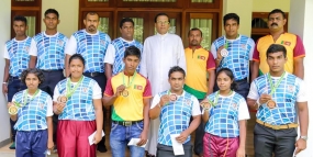 President presents medals to Commonwealth Weightlifters