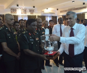 PM speaks to tri-service personnel in Jaffna