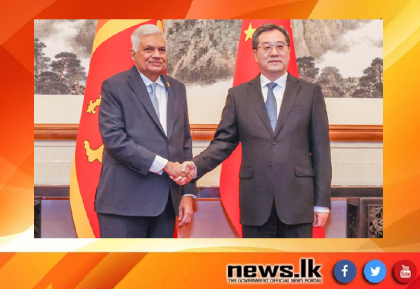Prasar Bharati News Services & Digital Platform on X: Different places,  same special gestures: Sri Lankan President Maithripala Sirisena and  President of Kyrgyzstan Sooronbay Jeenbekov hold the umbrella themselves  instead of security