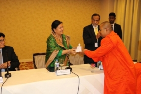 Nepal President meets Nepalese in Sri Lanka