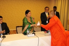 Nepal President meets Nepalese in Sri Lanka