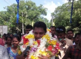 Rehabilitated LTTE cadres in tearful send-off for departing Commander