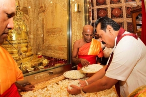 President pay homage to the Sacred Tooth Relic