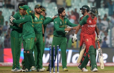 Pakistan hammer Bangladesh but New Zealand into semi-finals