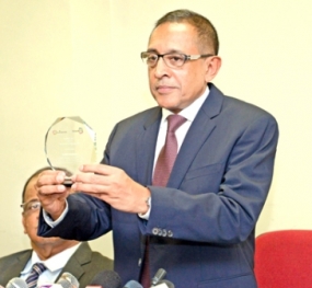 Minister Kabir Hashim receives Global Award